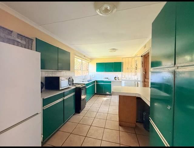 2 BEDROOM TOWNHOUSE FOR SALE IN VANDERBIJLPARK CE 3